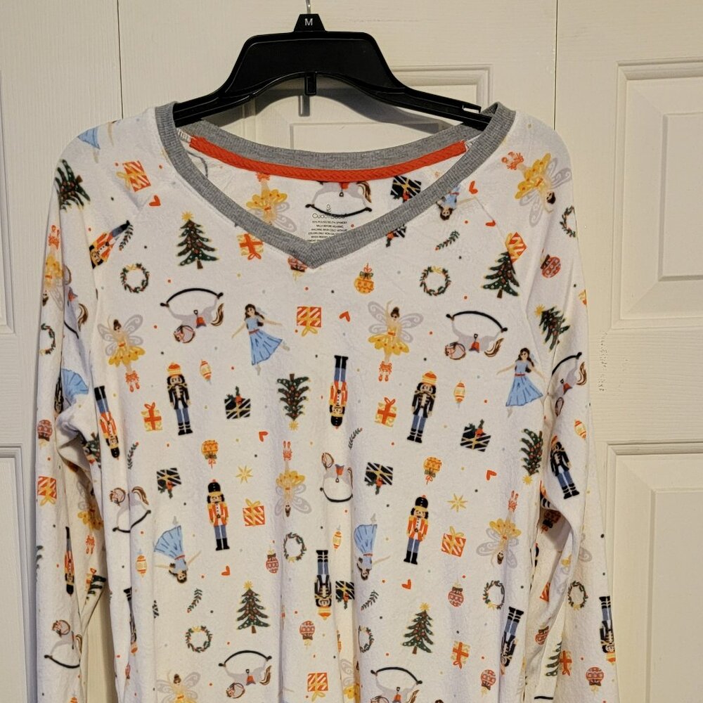 Cuddl Duds Velour Fleece V-Neck Pajama Top, Size Tall Medium, Nutcrackers